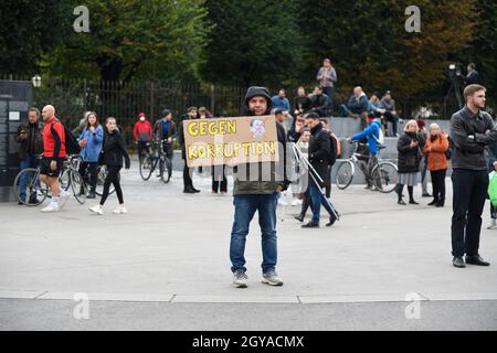 Vienne, Autriche.07e octobre 2021.Manifestation anti Sebastian Kurz à Vienne.Sujet : la corruption dans l'ÖVP (Nouveau Parti populaire autrichien).Tableau noir avec l'inscription « contre la corruption ».Credit: Franz PERC / Alamy Live News Banque D'Images