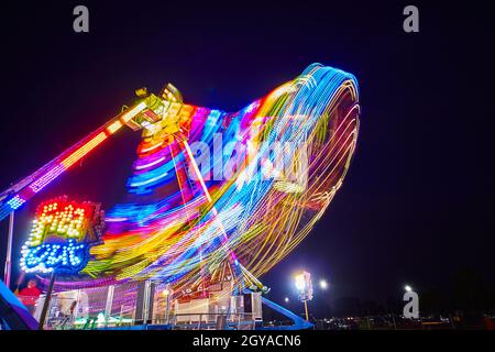 Faites des freak Out Fair et Carnival dans un mouvement de couleur Banque D'Images