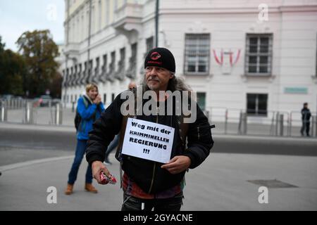 Vienne, Autriche.07e octobre 2021.Manifestation anti Sebastian Kurz à Vienne.Sujet : la corruption dans l'ÖVP (Nouveau Parti populaire autrichien).Tableau noir avec l'inscription « Away with the crime government ».Credit: Franz PERC / Alamy Live News Banque D'Images