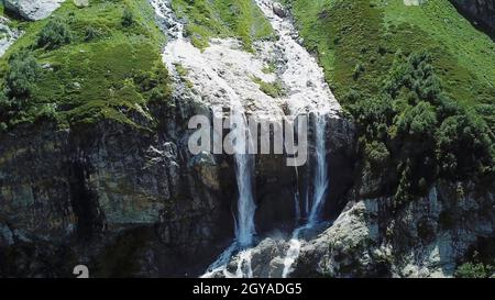 Gros plan sur les chutes d'eau de montagne qui font rage.Vue aérienne de la cascade géante qui coule dans les montagnes. Banque D'Images