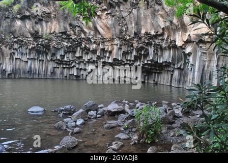 La piscine Hexagon est une piscine naturelle située dans la réserve de Meshushim, dans le centre du Golan, en Israël. La piscine porte le nom de la forme de l'hexagone Banque D'Images