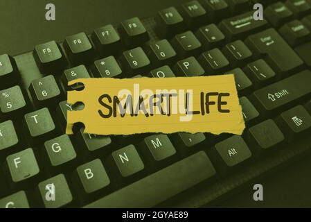 Écriture affichant du texte Smart Life, Word écrit sur la technologie qui travaille pour rendre la vie agréable et confortable se connecter avec des amis en ligne, Mak Banque D'Images