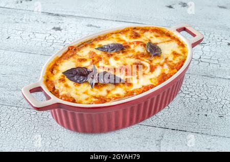 Aubergines cuites Parmigiana dans une casserole de cuisson en gros plan Banque D'Images