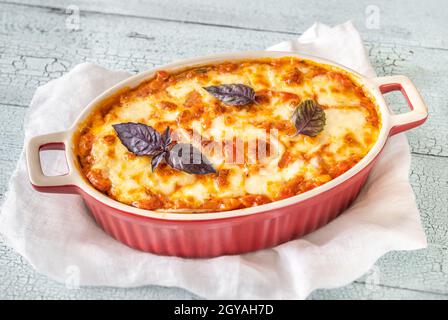 Aubergines cuites Parmigiana dans une casserole de cuisson en gros plan Banque D'Images