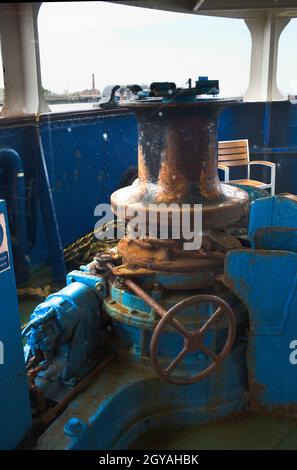 Vue par la fenêtre avant du mécanisme d'ancrage sur Mersey Ferry Snowdrop Banque D'Images