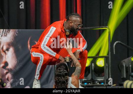 Las Vegas, NV, États-Unis.06e octobre 2021.LAS VEGAS, NEVADA - 6 OCTOBRE :Deontay Wilder marche jusqu'au bord de la scène pour obtenir de l'eau de cologne pulvérisée par un ami dans le public lors de la conférence de presse officielle pour le combat de ce week-end à MGM Grand Garden Arena pour Tyson Fury vs Deontay Wilder III | CONFÉRENCE DE PRESSE FINALE le 6 octobre,2021 à Las Vegas, NV, États-Unis.(Photo de Louis Grasse/PxImages) crédit: PX Images/Alamy Live News Banque D'Images