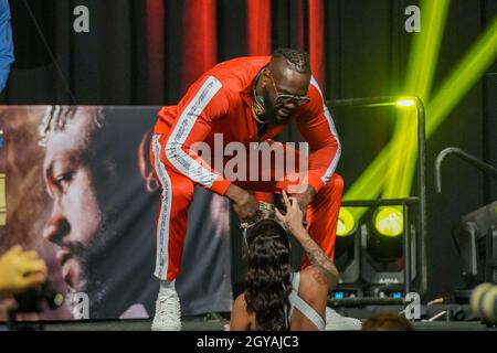 Las Vegas, NV, États-Unis.06e octobre 2021.LAS VEGAS, NEVADA - 6 OCTOBRE :Deontay Wilder marche jusqu'au bord de la scène pour obtenir de l'eau de cologne pulvérisée par un ami dans le public lors de la conférence de presse officielle pour le combat de ce week-end à MGM Grand Garden Arena pour Tyson Fury vs Deontay Wilder III | CONFÉRENCE DE PRESSE FINALE le 6 octobre,2021 à Las Vegas, NV, États-Unis.(Photo de Louis Grasse/PxImages) crédit: PX Images/Alamy Live News Banque D'Images