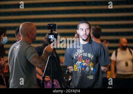 Las Vegas, NV, États-Unis.06e octobre 2021.LAS VEGAS, NV - OCTOBRE 6 : Nico Ali Walsh, petit-fils de l'ancien champion de poids lourd et légende de la boxe Muhammad Ali,A eu lieu sur place pour des interviews et des photos lors de la conférence de presse officielle de ce week-end au MGM Grand Garden Arena pour Tyson Fury vs Deontay Wilder III | CONFÉRENCE DE PRESSE FINALE le 6 octobre 2021 à Las Vegas, NV, États-Unis.(Photo de Louis Grasse/PxImages) crédit: PX Images/Alamy Live News Banque D'Images