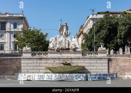 Bannières contre la vaccination des enfants par la Fontaine de Neptune sur la Piazza del Popolo à Rome, Italie Banque D'Images