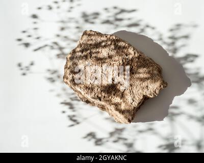 Vue du dessus du podium en forme géométrique Mockup.La forme en pierre avec des fleurs de gitsophila se teinte sur fond blanc.Pose à plat.Peut être utilisé comme parfum et cosmétique Banque D'Images