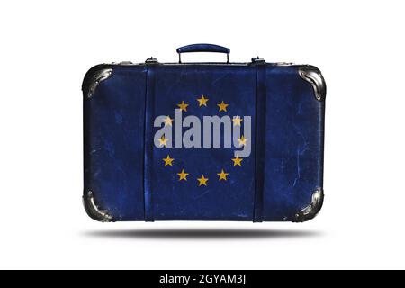 Valise en cuir vintage avec drapeau de l'Union européenne isolée sur fond blanc Banque D'Images