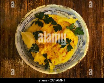 Vue de dessus humus sur un plat de style vintage décoré Banque D'Images