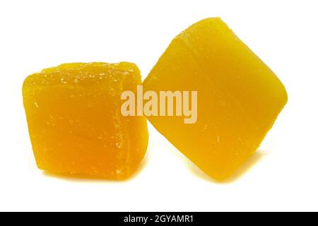 Cubes Rahat lukum isolés sur fond blanc. Friandises orientales en gros plan Banque D'Images