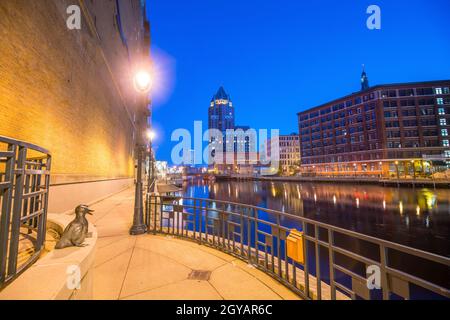 Horizon du centre-ville avec bâtiments le long de la rivière Milwaukee la nuit, à Milwaukee, Wisconsin. Banque D'Images