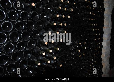 Pile de bouteilles de vin dans le domaine viticole. De nombreuses bouteilles de vin se trouvent dans la cave Banque D'Images