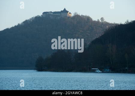 Vue sur le palais allemand Waldeck au printemps Banque D'Images