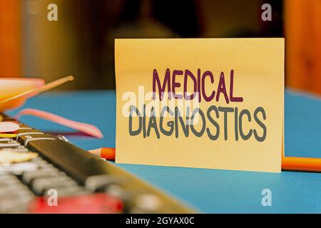 Signe de texte montrant le diagnostic médical, mot pour un symptôme ou une caractéristique de valeur dans le diagnostic plusieurs articles de bureau de collection assortis photo Banque D'Images