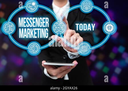 Affiche Messenger Marketing, Word pour acte de marketing à vos clients en utilisant une application de messagerie Lady en uniforme tenant tablette dans la main Virtuall Banque D'Images