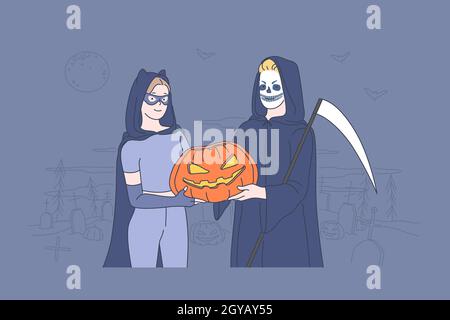 Concept de fête d'Halloween. Merveilleux garçon et fille en costumes d'halloween. Un jeune couple amoureux tient la citrouille dans ses mains dans un cimetière. Si Banque D'Images