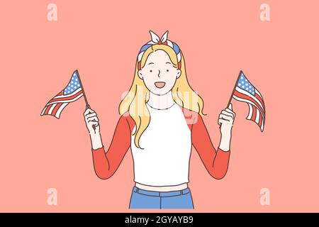 Concept de fête, de fête, de patriotisme. Jeune femme ou fille heureuse excitée détient un drapeau des États-Unis célébrant et félicitant. Une dame d'une grande humeur prend un Banque D'Images