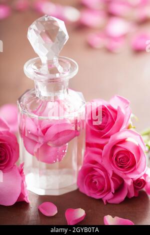 Flacon de parfum et de fleurs rose rose aromathérapie spa. Banque D'Images