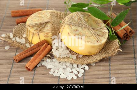 Le savon fait à la main et de sel de mer sur des nattes de bambou gris Banque D'Images