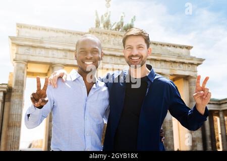 Couple gay faisant des signes de victoire à Berlin Banque D'Images