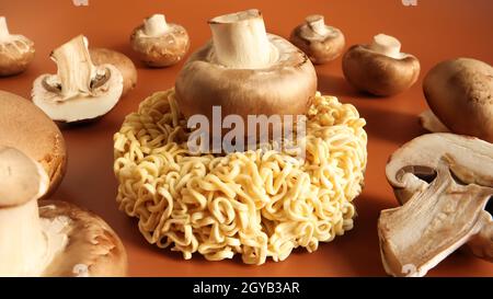 Nouilles et champignons instantanés asiatiques, ramen et légumes traditionnels orientaux. Restauration rapide. Le concept de végétarisme. Pâtes, pour les préparati Banque D'Images