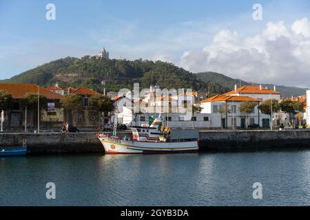 Ville de Viana do Castelo vue de l'autre côté de la rivière avec des bateaux et le sanctuaire de chruch de Santa Luzia sur la colline, au Portugal Banque D'Images