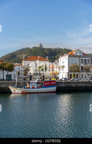 Ville de Viana do Castelo vue de l'autre côté de la rivière avec des bateaux et le sanctuaire de chruch de Santa Luzia sur la colline, au Portugal Banque D'Images