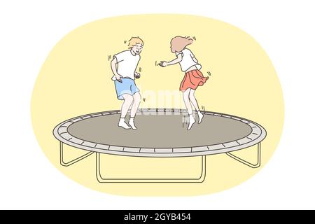 Enfants sautant, enfance, concept amusant. Joyeux garçon fille frère soeur enfants amis rebondissant sur trampoline sur l'aire de jeux ensemble. Le lei amusant de l'été Banque D'Images