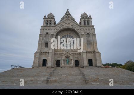 Sanctuaire de l'église Santa Luzia entrée impressionnante à l'aube à Viana do Castelo, Portugal Banque D'Images