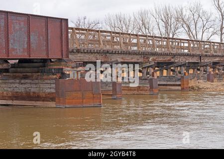 Structures de pont conçues pour protéger les piers de soutien au-dessus de la rivière Platte au Nebraska Banque D'Images