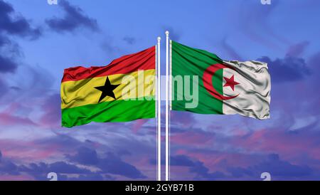 Ghana et Algérie deux drapeaux sur les mâts et le ciel bleu Banque D'Images