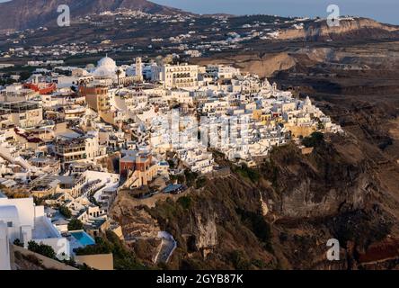 Fira, Santorini, Grèce - 27 juin 2021 : la ville blanchie à la chaux de Fira dans des rayons chauds de coucher de soleil sur l'île de Santorini, Cyclades, Grèce Banque D'Images