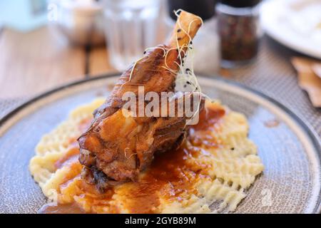 Jarret d'agneau braisé sur la purée de pommes de terre Banque D'Images