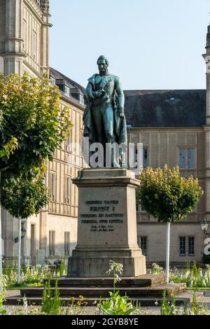 Coburg, Allemagne, 19 juillet 2021 : statue d'Ernst 1 en face du palais d'Ehrenburg Banque D'Images