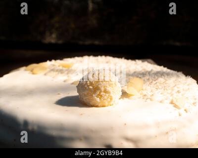 Gâteau de fête avec crème blanche et noix.Anniversaire.Produits de boulangerie.Fenêtre du magasin de cuisine.Placer pour le texte.Image d'arrière-plan.Bonbons. Banque D'Images