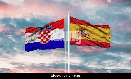 Espagne et Croatie deux drapeaux sur les mâts et bleu nuageux ciel Banque D'Images