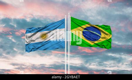 Brésil et Argentine deux drapeaux sur les mâts et bleu nuageux ciel Banque D'Images