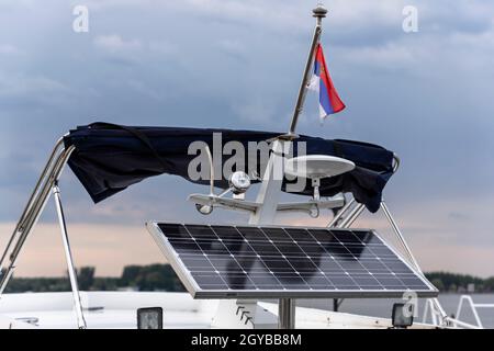 Haut de yacht de luxe sur la rivière avec drapeau de La Serbie au crépuscule Banque D'Images