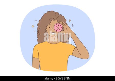 Alimentation malsaine, nourriture rapide et malbouffe, concept de calories. Jeune fille positive personnage de dessin animé debout et tenant la nourriture rapide sucre gras beignet au-dessus de l'oeil. Banque D'Images