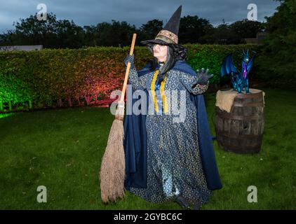 Zoo d'Édimbourg, Écosse, Royaume-Uni, 07 octobre 2021.Halloween Trail au zoo d'Édimbourg : le tout premier événement d'Halloween du zoo appelé ‘Spooktacular’ est un sentier lumineux, les visiteurs se frayent un chemin dans le parc, rencontrant des personnages effrayants, dont une sorcière avec un bâton de poulet Banque D'Images