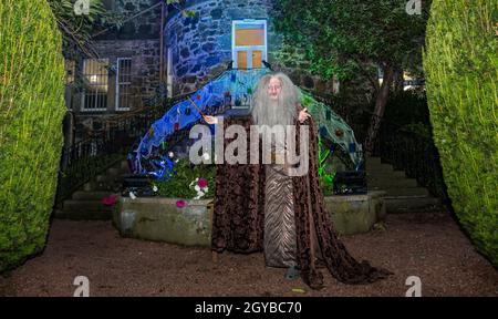 Zoo d'Édimbourg, Écosse, Royaume-Uni, 07 octobre 2021.Halloween Trail au zoo d'Édimbourg : le tout premier événement d'Halloween du zoo appelé ‘Spooktacular’ est un sentier lumineux, les visiteurs se rendent dans le parc, rencontrant des personnages effrayants, y compris un assistant avec baguette magique Banque D'Images