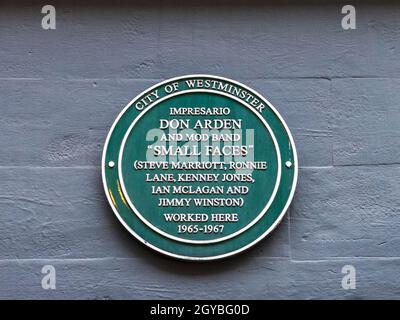 Plaque commémorative des petits visages Carnaby St London - la plaque verte de la ville de Westminster - Don Arden et les petits visages ont travaillé ici 1965-1967 Banque D'Images