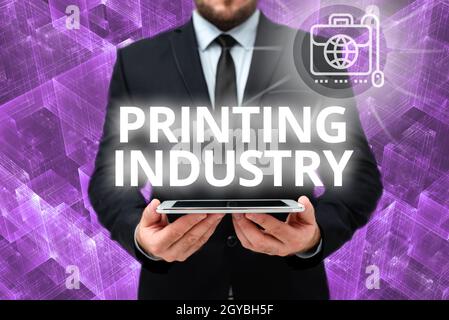 Légende de texte présentant l'industrie de l'impression, l'industrie de l'idée d'affaires impliqué dans la production de matière imprimée Homme dans Office Uniform Holding Tablet Displa Banque D'Images