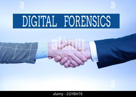 Affiche textuelle montrant Digital Forensics, Business IDEA enquête sur le matériel trouvé dans les appareils numériques deux professionnels bien habillés entreprise Banque D'Images