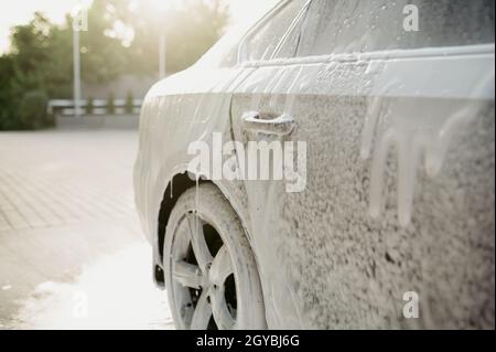 Mousse de nettoyage sur la voiture Banque D'Images