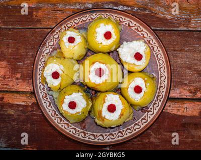 Pommes cuites farcies au fromage cottage et aux framboises. Photo de nourriture. Légumes aux pommes. Framboises. Recette. Cuisine maison. Photo publicitaire d'une boutique Banque D'Images