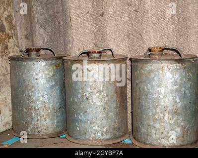 Anciens bidons en acier inoxydable pour le stockage des carburants et lubrifiants.Bidons métalliques pour l'essence.Réservoir d'huile technique.Carburant diesel.Garage.Remplissage Banque D'Images